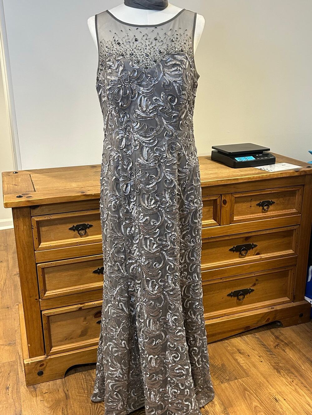 Ignite Evenings 14 Gray Sleeveless Formal Gown Intricate Beading Embroidery Chic